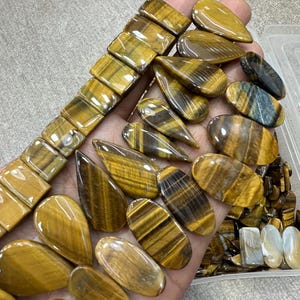 Paire d'oeil de tigre naturel Paire de cabochons assortis en gros lot de différentes formes et tailles utilisées pour la fabrication de bijoux.