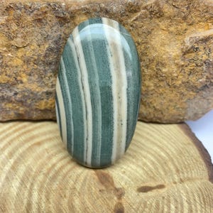 Cabochão de jaspe zebra natural, 90 cts, 49 x 27 x 6 mm. Pedra preciosa zebra solta, polida e feita à mão para fabricação de joias.