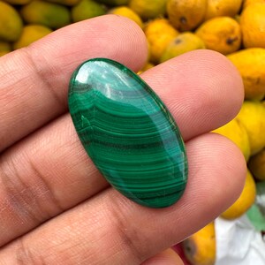 Pierre précieuse malachite naturelle, 29,50 carats, 33 x 17 x 4 mm. Cabochon de pierres précieuses en vrac, cabochon de créateur 100 % naturel, pierres précieuses de malachite verte.