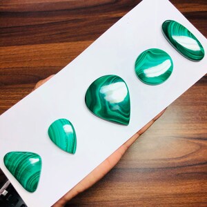 Malaquita cabochão preço de atacado pedra preciosa solta 100% natural designer cabochão atacado verde malaquita mix forma todos os tamanhos pedra preciosa.