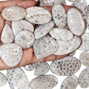Atacado com estoque limitado de todos os lotes @ preço muito barato 500 gramas = 2.500 quilates (formas e tamanhos mistos, todos em jaspe, pedra preciosa de ágata cabochão.