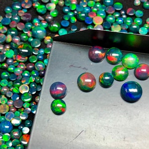 Cabochon rotondo calibrato opale nero da 4 mm a 7 mm.  multi Fire Opal gemstone Lot opale Cabochon AAA Naturale etiope Opale nero fuoco.