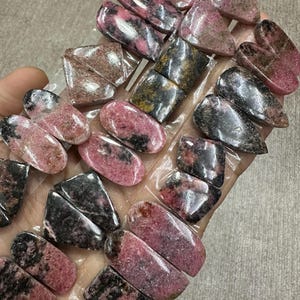 Lote de par de pedras preciosas de rodonita natural, par de cabochões combinados, lote de atacado de rodonita com diferentes formatos e tamanhos usados para fabricação de joias.