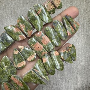 Unakiet-paar Bijpassende jaspis-edelsteen Matched-paar unakiet cabochon groothandel kavel met verschillende vormen en maten gebruikt voor het maken van sieraden.