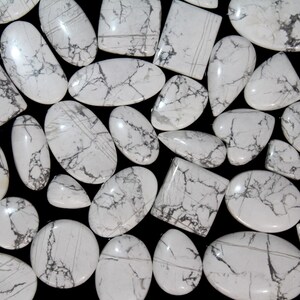Lote de táxis de Howlite, Howlite branco por atacado, pingentes de colar de formato e tamanho mistos para anéis lote a granel no atacado.