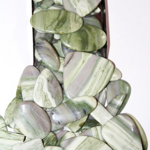Ágata de renda verde baixo preço quilograma lote natural verde renda ágata cabochão lote de pedras preciosas para fazer joias para pendente todos os formatos de tamanhos mistos.