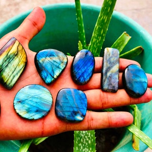 Cabochão de labradorita de alta qualidade e melhor negócio. Lote de estoque limitado a preços muito razoáveis.