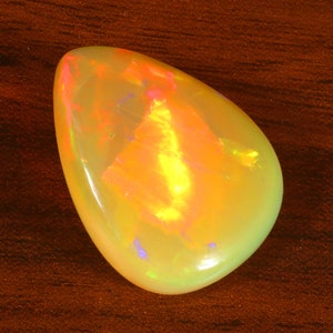 Opal, 14.30 Crt. Fire Red Flashy Transparent Fire Pear Cabochon, Dimensioni 24x19x6 mm, Pendente Dimensioni Opal Multi Fire Opal Welo Opal.
