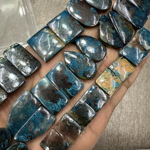 Par de cabochões de azurita natural Par de caboschões de azurita, lote de atacado com diferentes formatos e tamanhos usados para fabricação de joias.