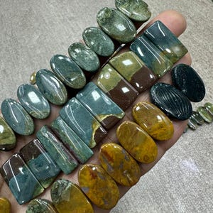 Par de pedras preciosas cabochão de jaspe oceânico combinando, lote de atacado com diferentes formatos e tamanhos usados para fabricação de joias.