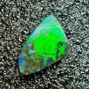 Cabochon con opale di fuoco verde australiano di alta qualità, 5,35 Crt. gemma sciolta, 21x13x3 MM. Gemma di opale di fuoco multi verde australiano naturale.