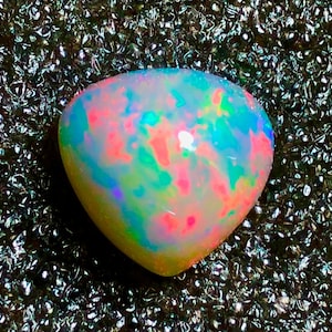 Opale etiope, 14,50 Crt, 17x16x11 MM. Natural Beautiful Loose Gemstone Multi Fire White Opal Heart Shape Cabochon Opal For Jewelry.