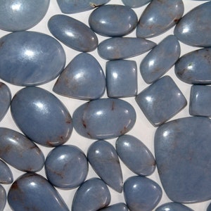 Lote de pedras preciosas de cabochão de angelite natural, formato misto e todos os tamanhos. Pedra preciosa de quilograma de muito melhor preço.