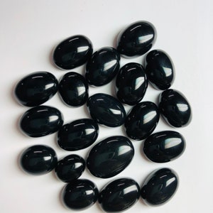 Black Onyx Forme di mix di pietre calibrate Tutte le dimensioni, da 8-10 mm a 13-18 mm. Gioielli in pietre preziose calibrate con onice che fanno pietre preziose.