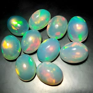 Opala Etíope, 7 x 9 MM. Tamanho de Anel Oval Cabochão Preço de Atacado Lote de Opala Multi Chamativo Opala de Fogo Gema Tamanho MM. Para Uso em Anel Opala.