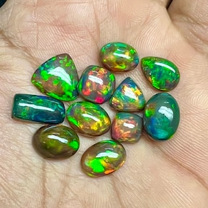 Black Opal Ethiopische opaal multi fire mix maat vorm Gekalibreerde opaal cabochon multi Fire Opal edelsteen Veel zeldzame kwaliteit AAA Black Fire Opal.