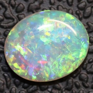 AAA +++ Calidad Natural Ópalo Etíope multi Verde y Rojo Fuego de un quilate Tamaño Opal Cabujon para la fabricación de joyas de alta calidad.