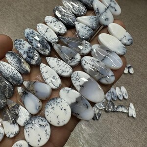 Paire de dendrites et d'agates, paire de cabochons assortis, lot de différentes formes et tailles utilisées pour la fabrication de bijoux.