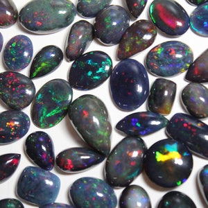 Opale nero Lot Flashy Fire Opal, Multi Fire Opal Free Size, Big Size Cabochon Mix Lot Gemstone per fare gioielli e tutti gli anelli.