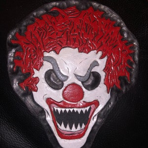 Målad och färgad clownlapp i läder