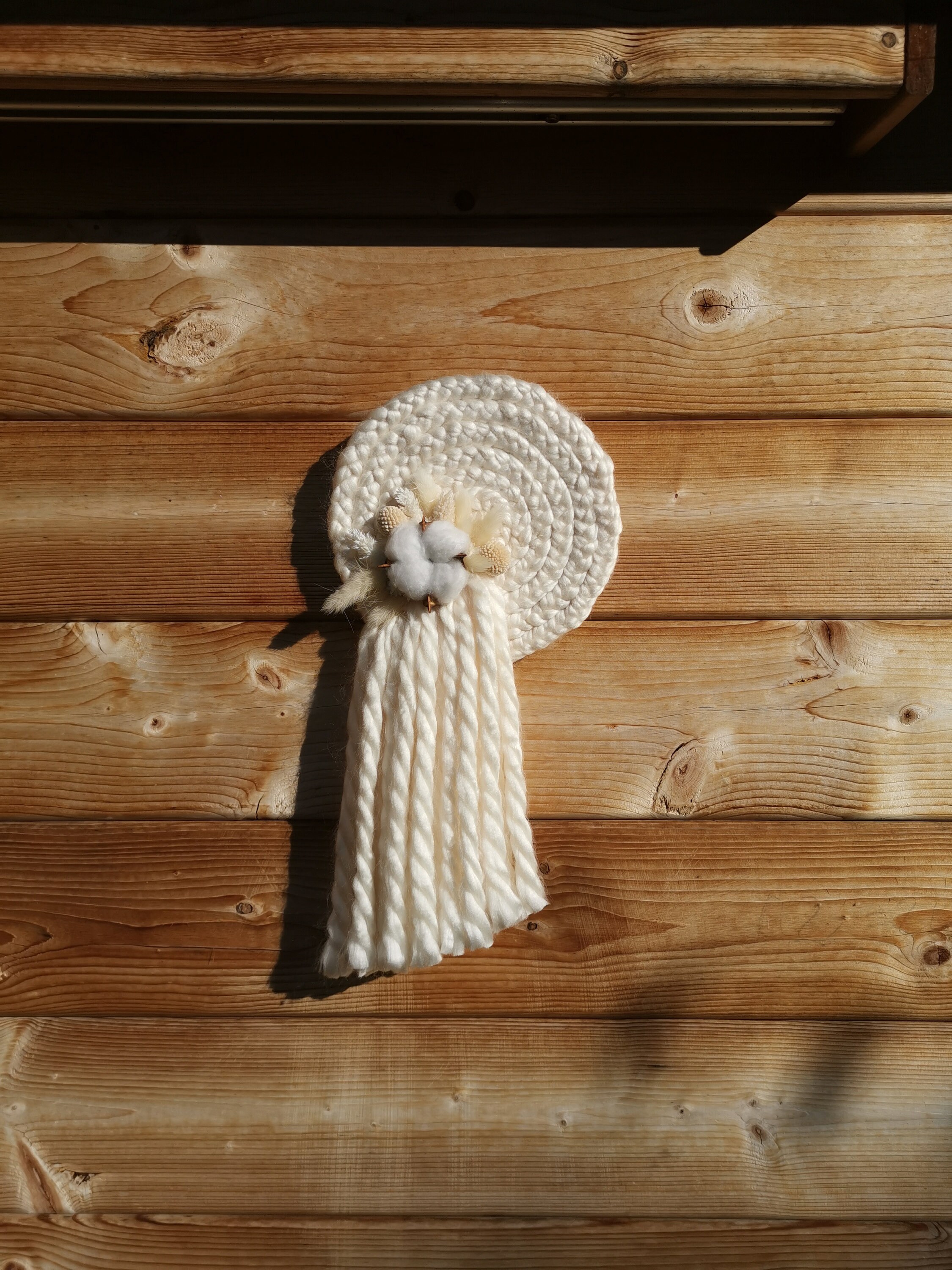 Inelle. Décoration Murale en Laine et Fleurs Séchées