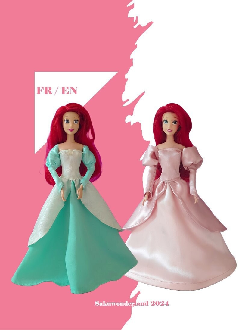 Pode incluir: Duas bonecas Ariel vestindo vestidos de princesa diferentes. A boneca &agrave; esquerda est&aacute; vestindo um vestido turquesa com um corpete branco. A boneca &agrave; direita est&aacute; vestindo um vestido rosa. Ambas as bonecas t&ecirc;m cabelo ruivo e olhos azuis. O texto "FR/EN" est&aacute; no fundo.