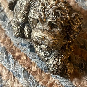座っているコッカプーの子犬のオーナメント用ラテックス型、石膏またはコンクリート用型、家庭または庭