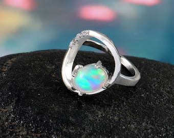 Pierścionek ze srebra próby 925 z opalem, naturalny opal etiopski, akcenty cyrkonii