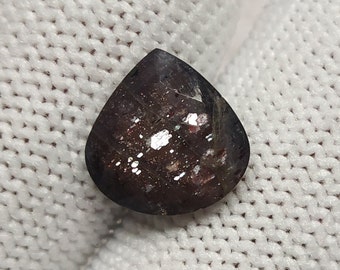 Corazón de piedra solar iolita facetada con manchas rojas, 2,70 quilates
