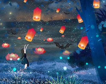 Puede incluir: Una pintura digital de una mujer con un vestido azul oscuro de pie en un bosque con linternas brillantes flotando en el aire. Las linternas son rojas y naranjas y tienen un brillo cálido. El bosque es azul oscuro y verde y hay murciélagos volando en el aire. La mujer está mirando las linternas con una sonrisa en su rostro.