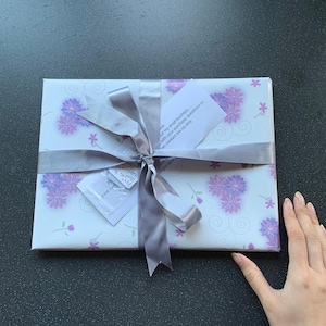 Opakowanie prezentowe dla Twojego zamówienia z Paper & Ribbon. Kup kilka, jeśli chcesz, aby każdy przedmiot został zapakowany osobno lub zostanie zapakowany razem.