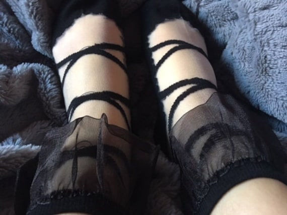 Black Socks with Fishnet Tights Outfits (2 ideas & outfits