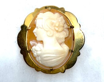 Vintage Style Cameo Pin Brooch with scalloped edges, Small Pin Steampunk Lover Gift Wedding Bridesmaid Favor Victorian Period Costume