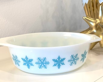 Pyrex casserole dish, 043, design of turquoise snowflakes on a white glass dish, 1 1/2 qt.