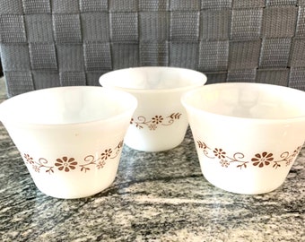 Juego de 3 vasos de leche Dynaware Pyrex de mediados de siglo con diseño de margaritas, vasos para natillas, muy buen estado, años 50-50, Vintage