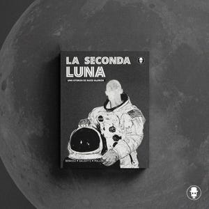 Può includere: Una copertina di libro in bianco e nero con il titolo "LA SECONDA LUNA" e il sottotitolo "UNA STORIA DI BUZZ ALDRIN". La copertina presenta un'illustrazione in bianco e nero di un astronauta con una tuta spaziale che tiene un casco.