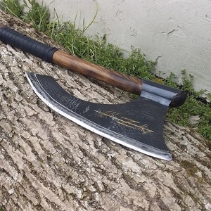 Axt Way to Valhalla, Axt mit einer Scheide ist vorhanden