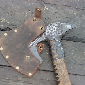 Une hache barbue avec un crochet et un étui en cuir pour aller avec