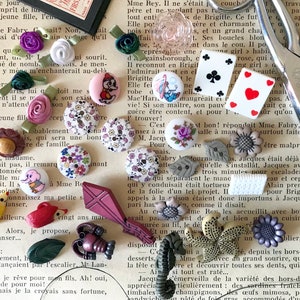 30 種類のノベルティボタン/装飾品 * 花 * ハリネズミ * リボンのバラのつぼみ * クラゲ * 凧 * タツノオトシゴ * 牛 * トランプ * 裁縫 *