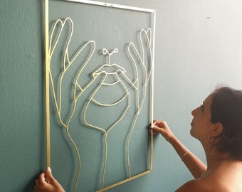 Hands-On Face Wandkunst, Goldmetall Wanddekor, Minimal Frau Wanddekor, Single Line Wanddekor, Weibliche Linie Kunst