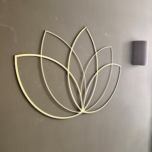Oversize Lotus Metall Kunst, große Gold Wand dekor, Yoga Lehrer Geschenk, Minimal Lotus Kunst, über dem Bett Dekor, Yoga Studio Kunst