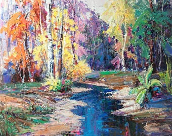 Puede incluir: Una pintura de una escena de bosque con un arroyo que lo atraviesa. Los árboles son una mezcla de verde, amarillo, naranja y morado. El arroyo es de un color azul brillante y refleja los colores de los árboles.