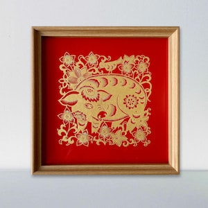 Scherenschnitt Kunst, goldenes Schwein auf rotem Kartonpapier, Hauptdekoration, besonderes Geschenk, Wandkunst, Pop Art, Original Kunst
