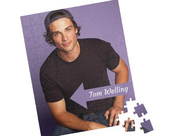 Quebra-cabeça do Tom Welling para fãs de Smallville e Superman, ideal para uma noite de jogos em casa com amigos e meninas. Presente perfeito para ela e para ele.