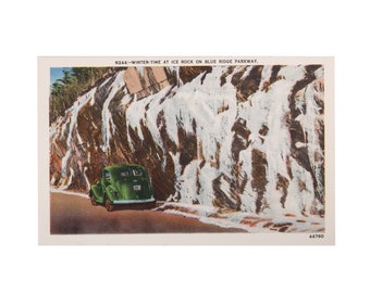 Puede incluir: Postal vintage con una escena invernal en Blue Ridge Parkway. La imagen muestra un coche verde en una carretera sinuosa con una gran pared de roca cubierta de hielo. El texto dice "N244--WINTER-TIME AT ICE ROCK ON BLUE RIDGE PARKWAY."