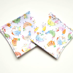 2 Stoffservietten aus Baumwolle zweilagig 25 cm x 25 cm mit Hühnern. Versandfertig.