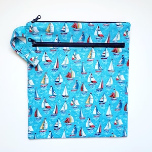 Wetbag mit Segelbooten und Innenfutter aus beschichteter Baumwolle. Versandfertig.