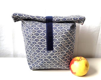 Large lunch bag with coated cotton lining.