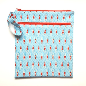 Wetbag für Schwimmerinnen mit Innenfutter aus beschichteter Baumwolle. Versandfertig