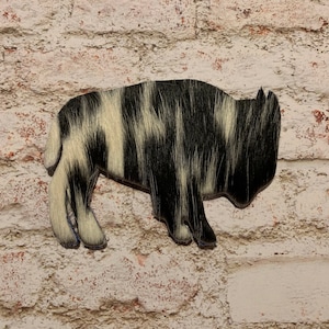 Puede incluir: Corte de bisonte de piel de vaca negra y blanca, un motivo occidental popular.